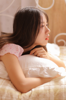 日本脱了乳罩让男人吃奶